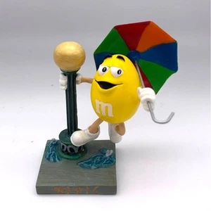 Danbury Mint/M&M's Perpetual Calendar Yellow M&M April Rain/Umbrella 2005 Figure - Picture 1 of 6