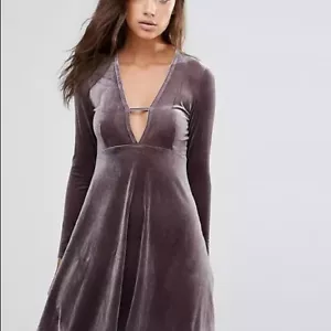 Asos Glamorous NWT Tall Long Sleeve Velvet Skater Dress With Plunge Neck Size 10 - Picture 1 of 7