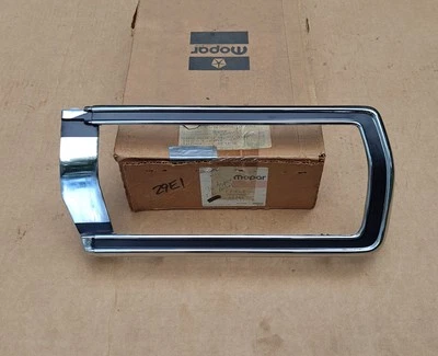 Dodge Aspen Custom SE 1976 1977 nos MoPar bisel de lámpara trasera derecha Foto 1 de 4