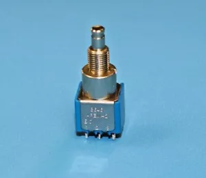 Interruptor pulsador APEM 8646AB DPDT montaje en panel 6A 125VAC nuevo cantidad-4 - Imagen 1 de 2