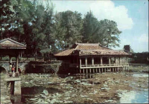 VIETNAM Postkarte Việt Nam Postcard Le Vuong Hué Lang Ty Durc AK color ~1970 - Picture 1 of 2