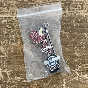 Hard Rock Cafe Pin Orlando Live 2012 Winged Ghoul Halloween Lady rot - Bild 1 von 6