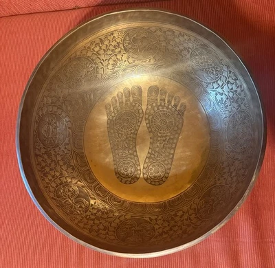 Große Klangschale/Fussschale aus Nepal handgefertigt Yoga,Meditation & Therapie - Bild 1 von 4