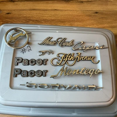 Lote emblema coche vintage Monte Carlo, Corvair, Pacer, Quinta Avenida, Jaguar, Capri Foto 1 de 2