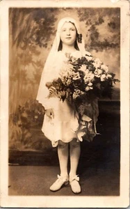 Postkarte RPPC Young Myrna Konfirmationskleid echtes Foto 1932 unverpostet - Bild 1 von 2