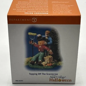 DEPT 56 Topping Off The Scarecrow Halloween Snow Village #56.54701 Neu Versiegelt! - Bild 1 von 7