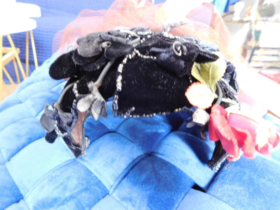 Gorra calavera con cuentas vintage de terciopelo negro para damas con tul usada Foto 1 de 4