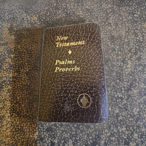New Testament Psalms Proverbs GIDEON BIBLE Pocket Mini Burgundy - Picture 1 of 2