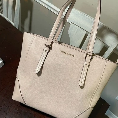 Bolso de hombro Michael Kors Aria grande de cuero rosa suave nuevo con etiquetas Foto 1 de 4