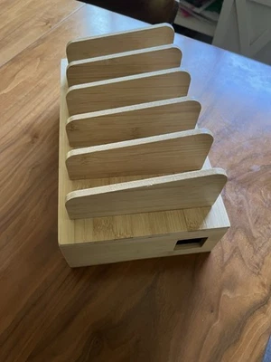 Organizador de estación de carga de madera - Base de 5 puertos para teléfonos, tabletas y portátiles... Foto 1 de 4