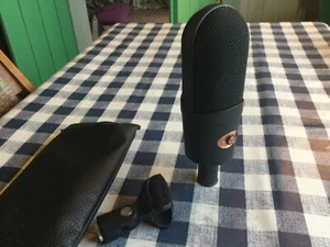 Figure of Eight Dynamic Microphone. Reimagined by Eight Button Mics. - Picture 1 of 5