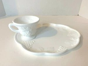 Plato de almuerzo/merienda vintage de vidrio blanco leche patrón de cosecha tazas de té a juego - Imagen 1 de 12