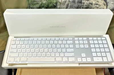 Apple A1243 Wired USB Keyboard & A1152 Mighty Mouse Box Set Sealed WHITE - Image 1 of 4