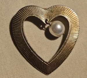 Schmuck - Vintage Anstecknadel - goldfarben - Herzdesign - Trachtenperle - Bild 1 von 5