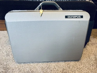 Estuche rígido Olympus plateado vintage maleta estuche cámara años 80’s 90’s con llaves Foto 1 de 4