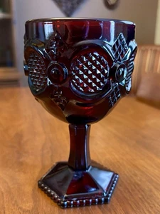 Copa de vino de vidrio rojo rubí Avon Cape Cod 1876 como nueva - Imagen 1 de 8