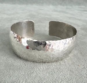 Pulsera de Douglas Etsitty modernista martillada a mano plata esterlina navajo - Imagen 1 de 9