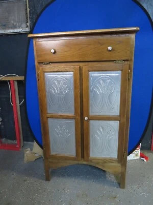 Antiguo gabinete perforador de hojalata seguro para pastel ¡SOLO RECOGIDA LOCAL! Foto 1 de 4