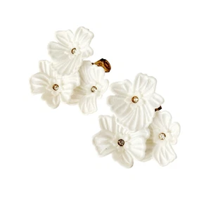 Vintage Large White Plastic Clip-on Floral Earrings - Three Flower Clusters ~ 2" - Bild 1 von 6