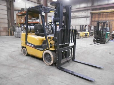 Carretilla elevadora Caterpillar GC30K 2002, 6000#, 6000# con cojín y cansado con 3 etapas y SS Foto 1 de 4