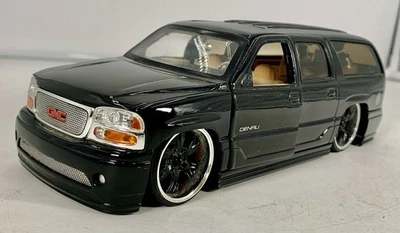 Jada Toy Dub City 1:24 Scale 2002 GMC Yukon Denali GFG "Dresden 8" Black Rims - Image 1 of 4