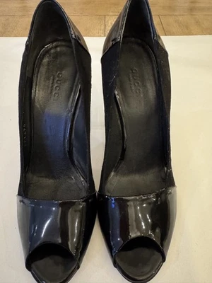 Zapatos de salón Gucci negros de gamuza y charol con punta abierta talla 7  Foto 1 de 4