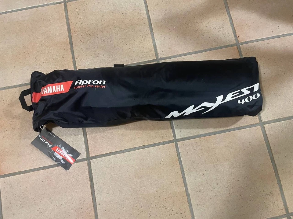 TELO COPRIGAMBE ORIGINALE YAMAHA 34B-W0762-00 PER YAMAHA MAJESTY 400 DAL 2010/12 - Immagine 1 di 2