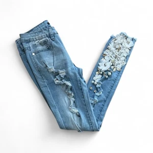 Jeans ajustados Denim Couture rojos desgastados con adornos 3D talla 1 - Imagen 1 de 11