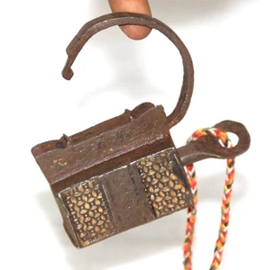 Antiguo sistema de cerradura de tornillo de tira único de hierro y latón, original antiguo - Imagen 1 de 9