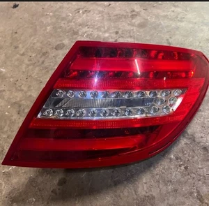 Luz trasera derecha mercedes w204 berlina cupé amg a2049060503 2013 - Imagen 1 de 2