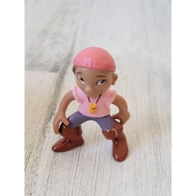 Figura de juguete Izzy Mattel Disney Junior Jake pirata Neverland Crew Foto 1 de 4