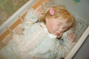 Danbury neuwertig ""Sweet Dreams"" schlafende 19,5"" Babypuppe in 24"" Schaukelwiege - Bild 1 von 12