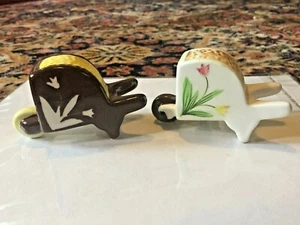 Wow!  Vintage collectable 1950s ceramic wheelbarrow salt and pepper shakers  - Picture 1 of 5