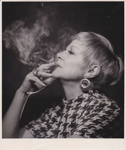 1968 Press Photo Actress Claire Trevor Smokes Cigar by Photographer Bert Andrews - Picture 1 of 2