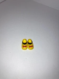 Barbie Kelly Chelsea Tommy Schuhe - gelb mit rotem & schwarzem Besatz - Bild 1 von 2