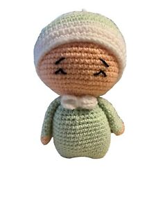 Bébé tricoté crochet fait main avec capot vert et blanc