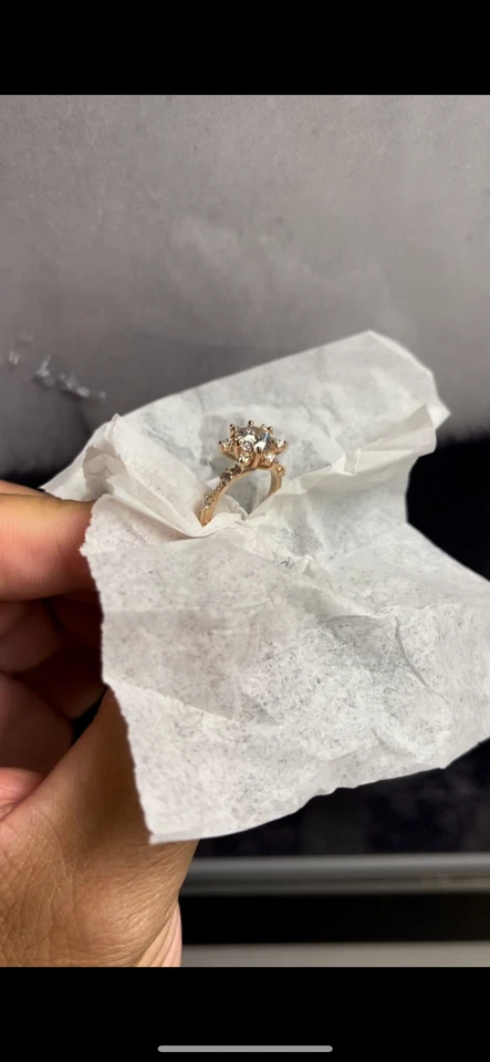 Anillo de compromiso de diamantes único hecho a medida / banda de oro rosa de 18 k / cultivado en laboratorio Foto 1 de 3