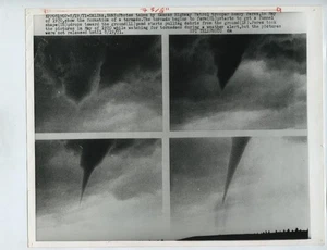 Foto de prensa de montaje Tornado Forming Kansas 1970 - ¡Mago de Oz! - Imagen 1 de 2