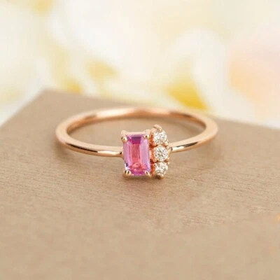 Anillo de compromiso de boda para mujer con diamantes rosas talla esmeralda enchapado en oro rosa de 14 k Foto 1 de 4