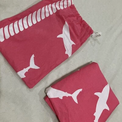 Sábana de playa Beach Road (manta) con bolsa de transporte rosa intenso con tiburones nueva Foto 1 de 4