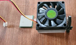 CPU AMD Sempron 2800+  1.6 GHz Socket 754 SDA2800AIO3BX plus Ventirad AMD - Foto 1 di 4