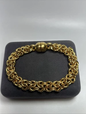 Brazalete de broche magnético de cadena entrelazada llena de resina de oro amarillo de 14k de diseñador Foto 1 de 4