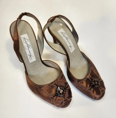 Красивая Diana Broussard ириски коричневый атласный слинга каблуки с искусственным гранатом  - Изображение 1 из 4