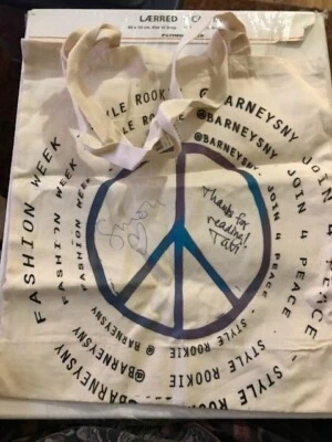 Barneys New York Fashion Night Out холщовая сумка с короткими ручками с подписью Tavi & Simon Doonan - Изображение 1 из 4