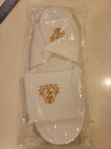 Queen Mary 2 Unisex White Slippers.Please see pictures  for measurement