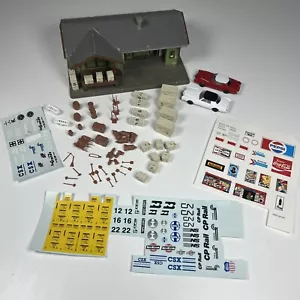 Model Power Kit 605 Silverado Railway Station Freight & Passenger + Decal - Picture 1 of 12
