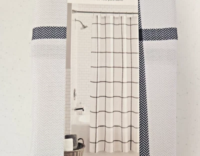 Cortina de Ducha Nueva en Paquete Blanca con Diseño de Ventana-Pantal Negro Foto 1 de 4