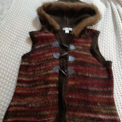 Chaleco Christopher Banks con Capucha Talla PL Tonos Marrón Piel Sintética Botón Delantero Foto 1 de 4