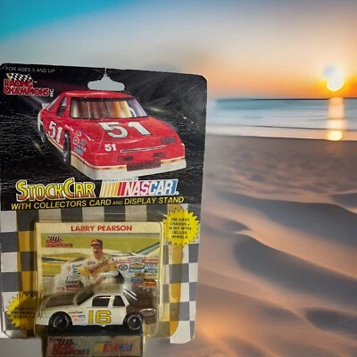 LARRY PEARSON #16 RACING CHAMPIONS STOCK CAR CON TARJETA COLECCIONABLE Y SOPORTE NASCAR Foto 1 de 2