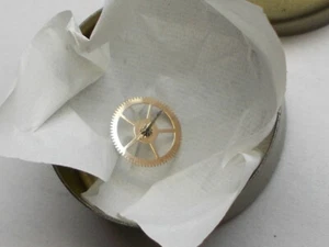 ROLEX TUDOR 390,395 SWEEP SECOND FOURTH WHEEL PINION NEW WATCH MOVEMENT PART 227 - Picture 1 of 2
